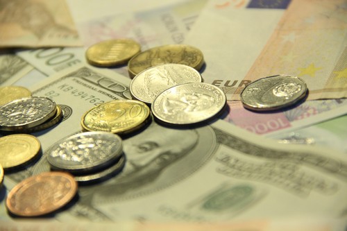 Tillis měla téměř 6,9 milionu dolarů a Cunningham 6,6 milionu dolarů