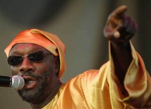 Isaac Hayes – americký zpěvák, hráč na klávesové nástroje, hudební skladatel a herec