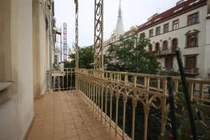 balkon do ulice Pronájem čerstvě zrekonstruovaného bytu 2+kk, 78m2 Praha 2 - Vinohrady, Korunní ulice