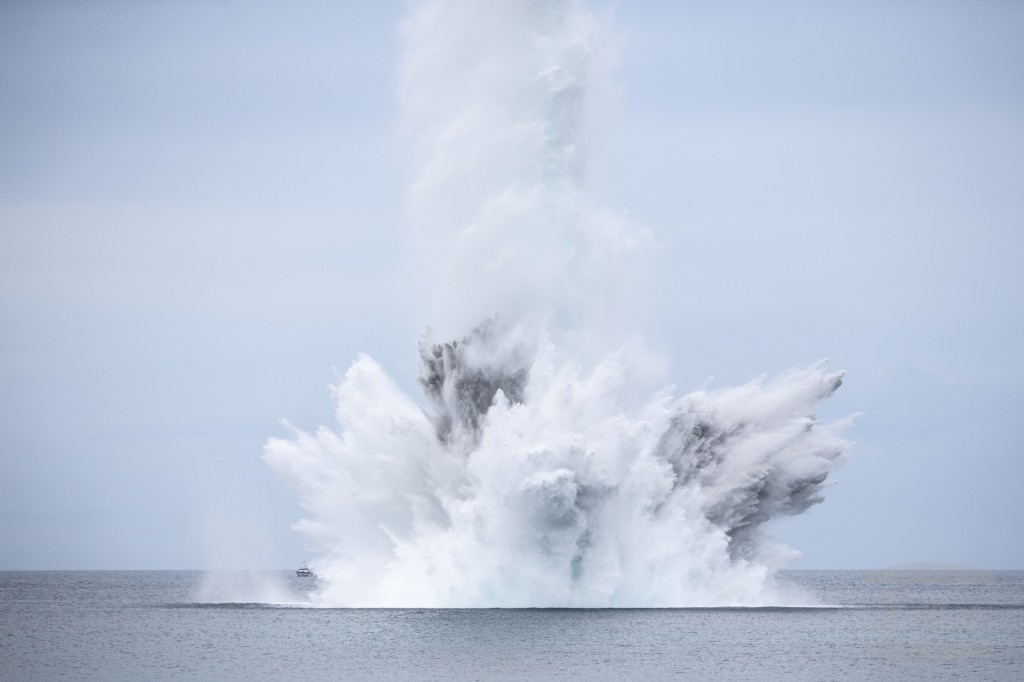 Video ukazuje jak Tchaj-wanské námořnictvo odpálilo 13 bomb z pobřeží New Tchaj-pej