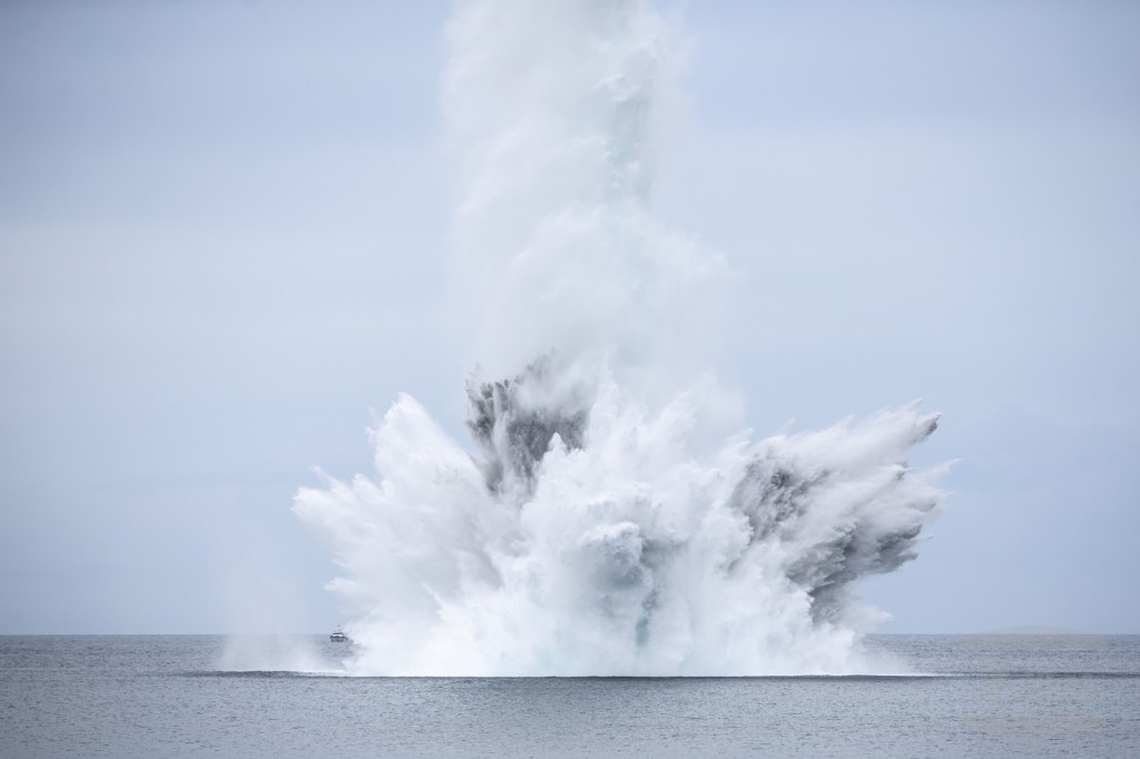 Video ukazuje jak Tchaj-wanské námořnictvo odpálilo 13 bomb z pobřeží New Tchaj-pej