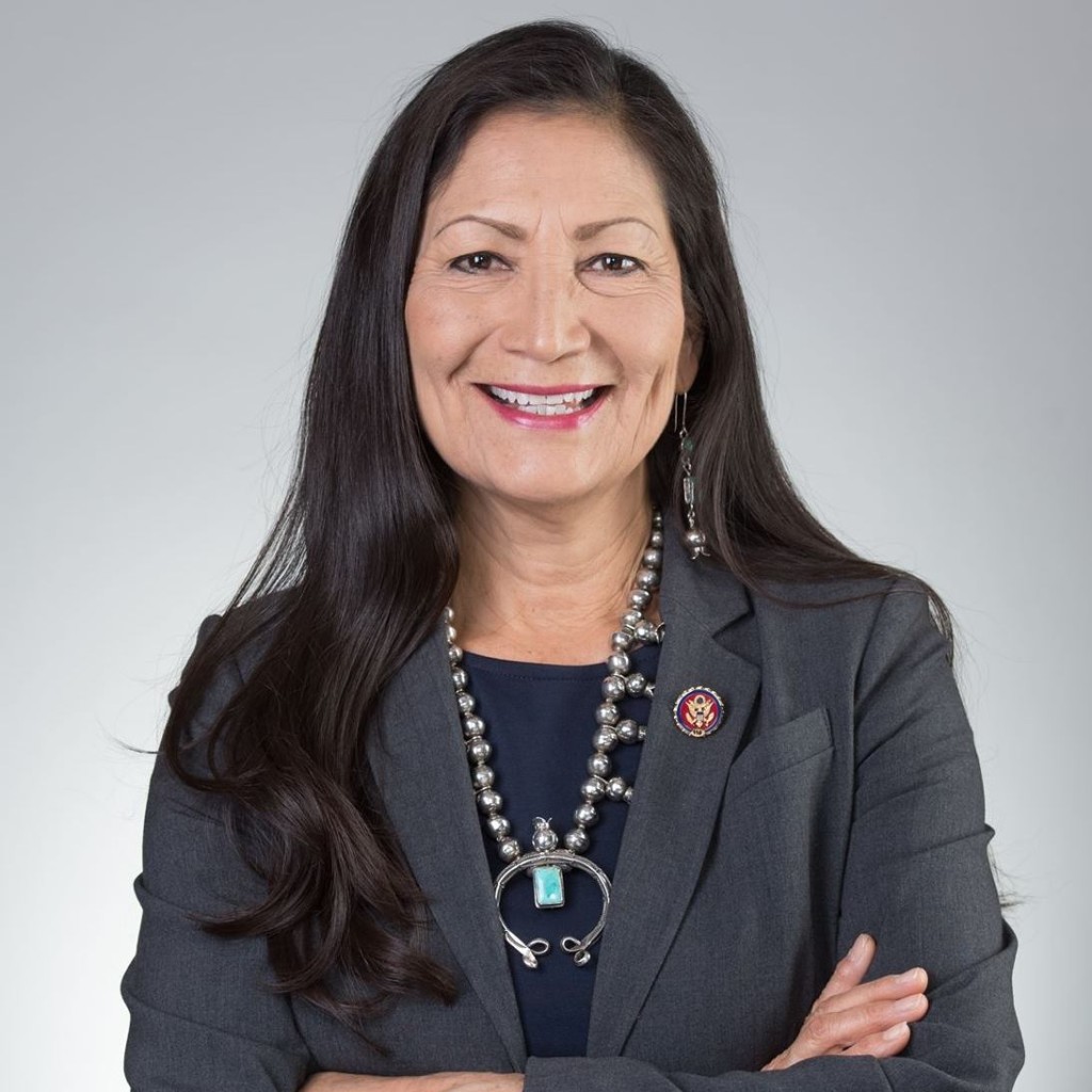 Kongresmanka Deb Haalandová naléhá na hluboké zúčtování, porozumění během měsíce indiánského dědictví