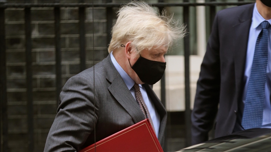 Britský premiér Boris Johnson opouští 27. ledna 2021 10 Downing Street v Londýně v Anglii.