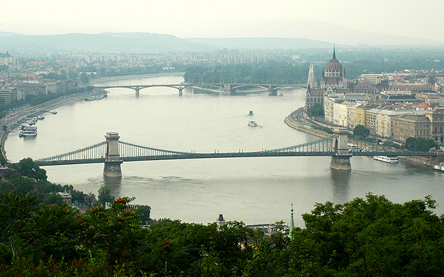 Panoráma Budapešti v popředí s Řetězovým mostem Széchenyi, v pozadí s Markétiným ostrovem, na břehu mezi nimi a Parlamentem
