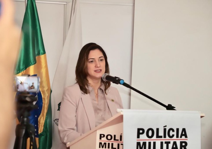 Brazilská ministrině Cristiane Britto dodává vybavení pro boj proti násilí na ženách
