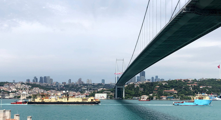 Plavidlo Castoro 10 na pokládku potrubí pokračovalo u pobřeží Istanbulu