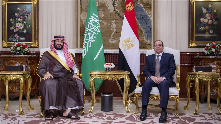 Saúdskoarabský korunní princ Mohammed bin Salmán (vpravo) se 20. června 2022 setkal s egyptským prezidentem Abdal Fattáhem al-Sisím (R) Káhira, Egypt. (Foto: Královský dvůr Saúdské Arábie)