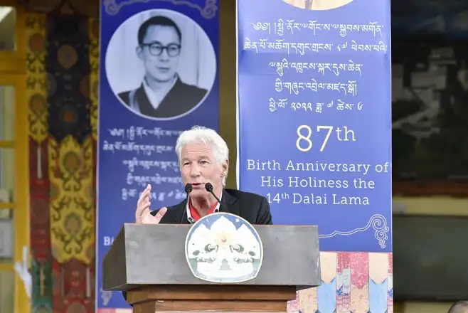 Přítel Jeho Svatosti dalajlámy a zarytý zastánce Tibetu Richard Gere na shromáždění. Foto / Tenzin Phende / CTA
