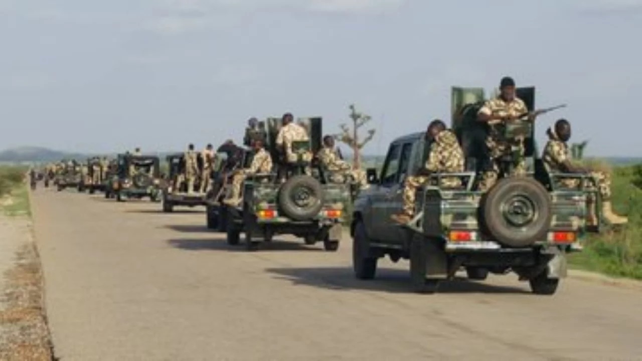 Vojáci zneškodnili 60 teroristů, zatkli 120, zachránili 3 Chiboky dívky v Maiduguri