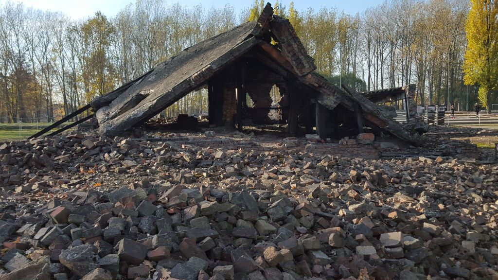 Ruiny krematoria v plynové komoře v Auschwitz-Birkenau, známého jako Krematorium II, listopad 2015. (Matt Lebovic/The Times of Israel)