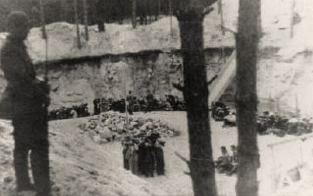 Nacistická vražedná četa vraždí Židy z Vilna v lese Ponary, 1941 (public domain)