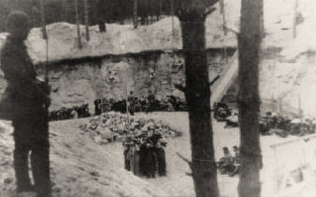Nacistická vražedná četa vraždí Židy z Vilna v lese Ponary, 1941 (public domain)