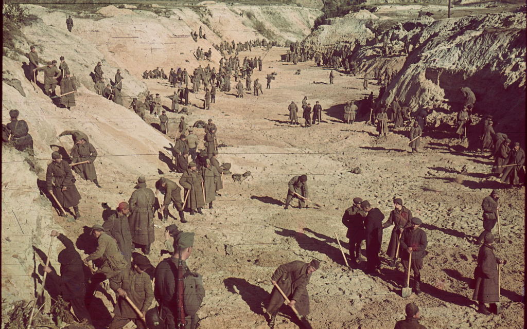 Po masové vraždě 33 771 Židů v Babyn Yar, Ukrajina, říjen 1941 (public domain)
