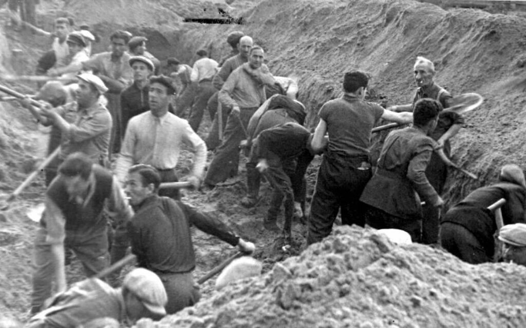 Ponary, Litva, Židé kopající příkop, ve kterém byli později po zastřelení pohřbeni (Yad Vashem)