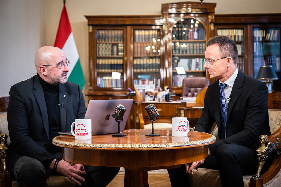 Maďarský ministr zahraničí Péter Szijjártó hovořil o kritice, které Maďarsko čelí, zahraničních investorech, energetické politice a maďarském vesmírném programu v podcastu Odvážná pravda o Maďarsku .