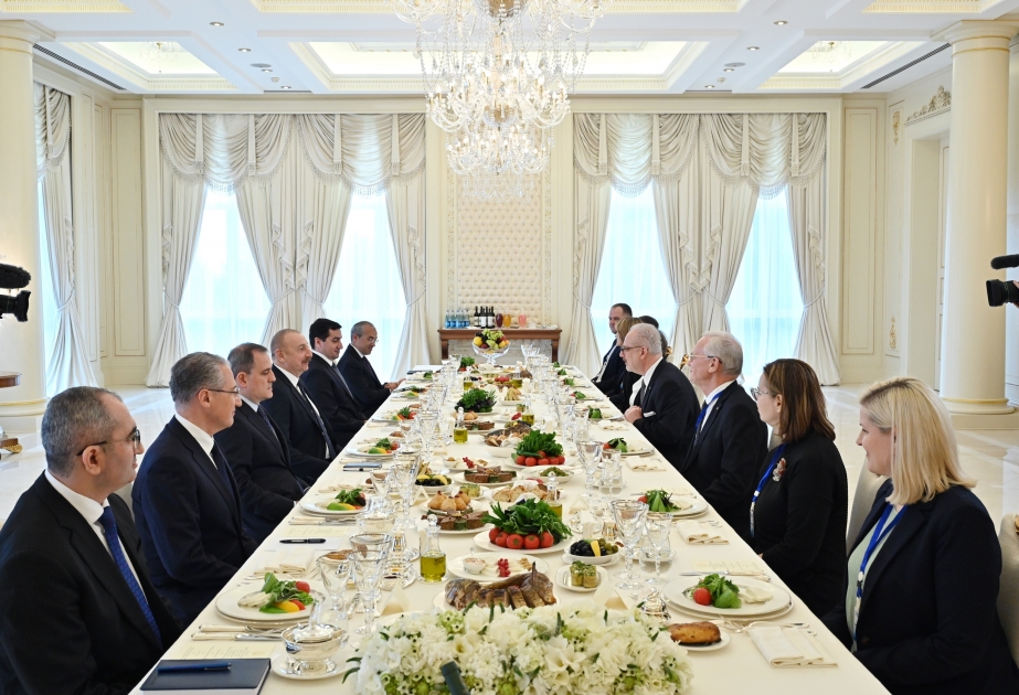 Prezidenti Ázerbájdžánu a Lotyšska uspořádali rozšířené setkání během oficiálního oběda