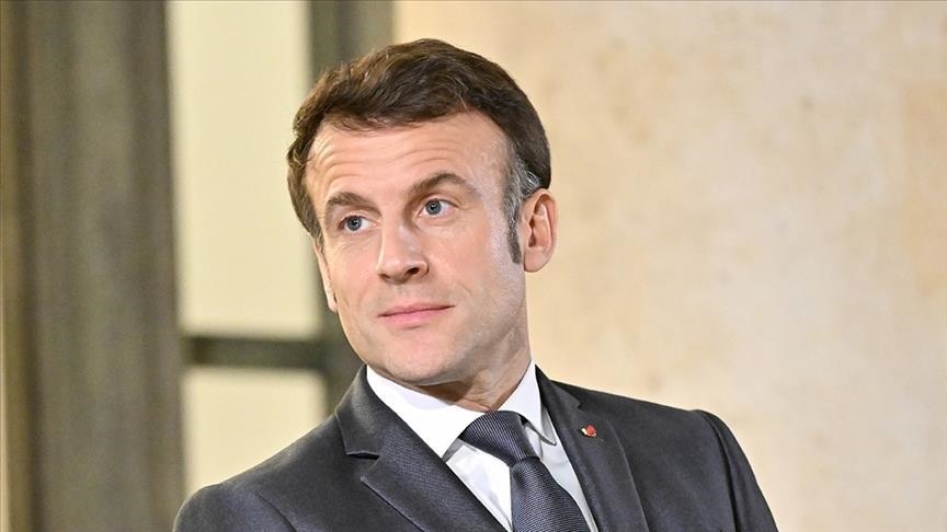 Francouzský prezident Macron čelí protestu během projevu v Nizozemsku