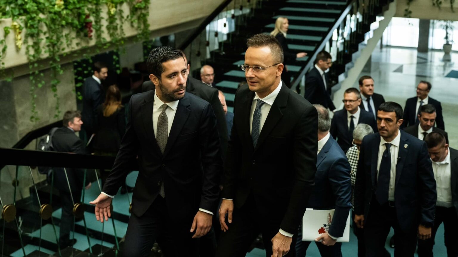 Péter Szijjártó se srbským ministrem vnitřního a zahraničního obchodu Tomislavem Momirovićem dne 10. května 2023 v Bělehradě. Ministerstvo zahraničních věcí a obchodu (KKM)