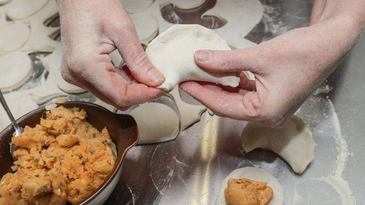 Nejoblíbenější pierogi je plněný bramborem a sýrem.