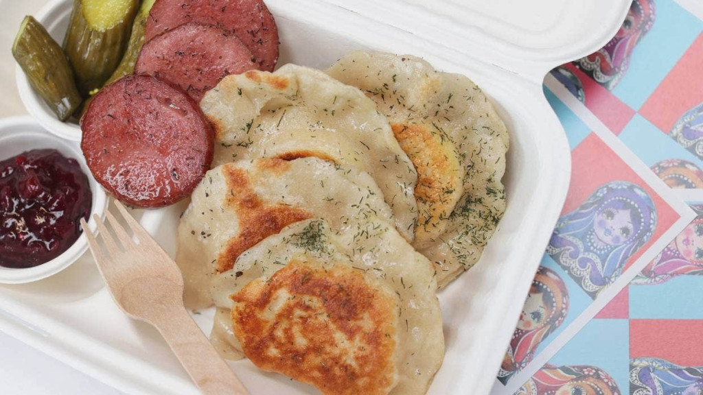 Kate Grater z Christchurch's Pierogi Joint vyrábí pierogi.