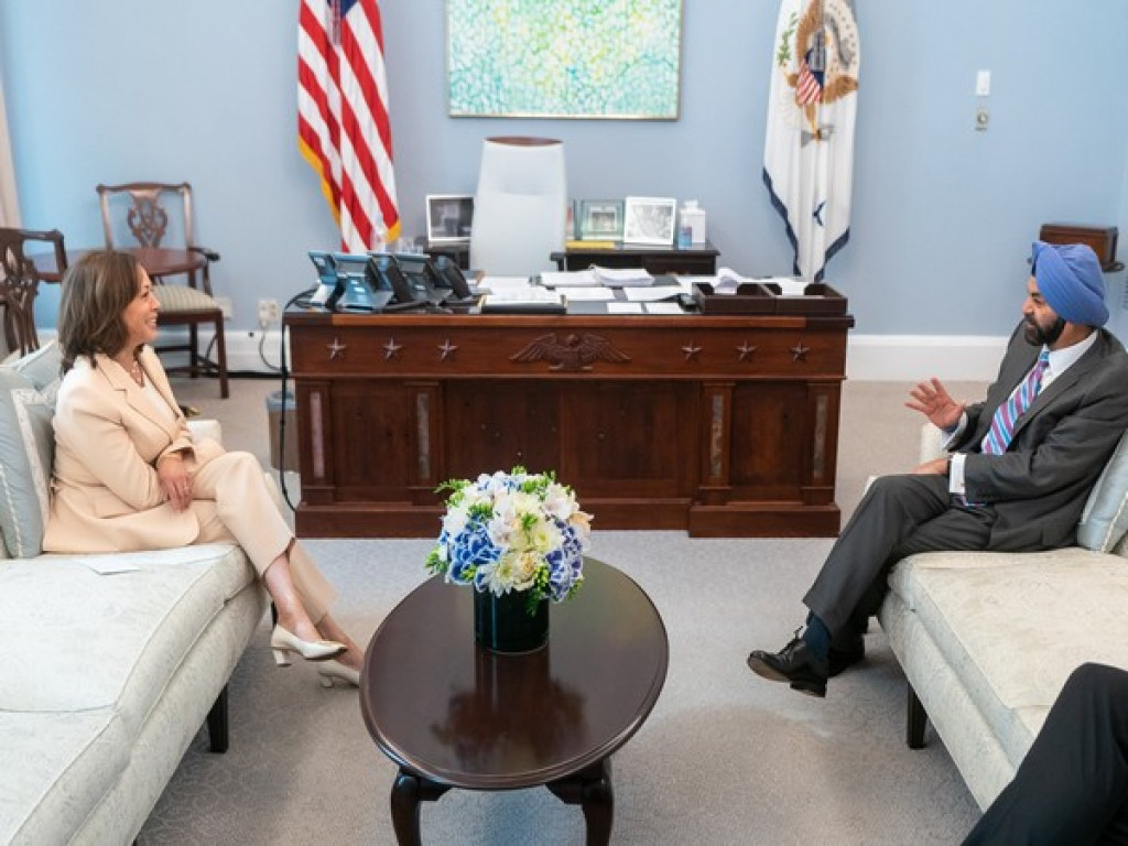 Viceprezidentka Spojených států Kamala Harris se v Bílém domě setkala s prezidentem Světové banky Ajay Bangou 