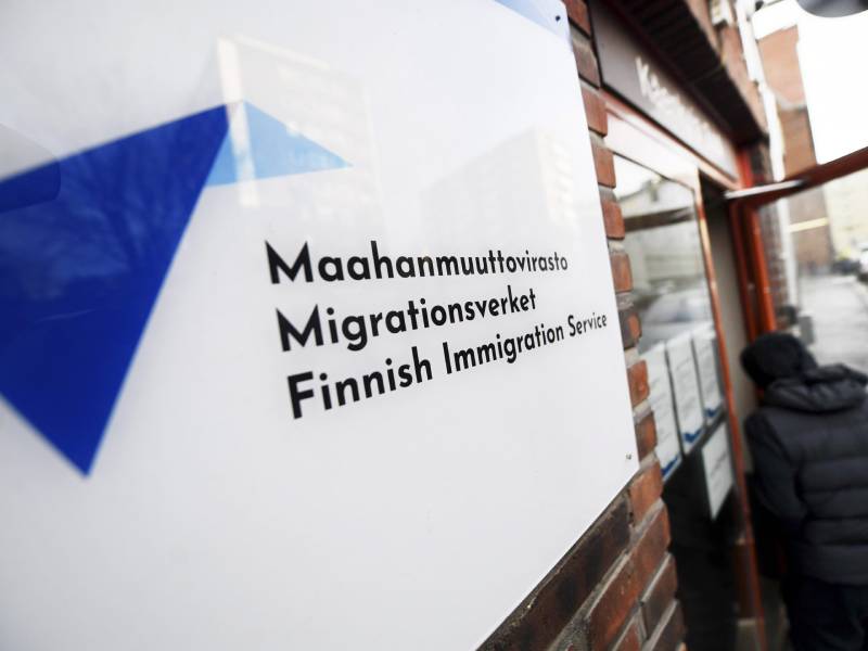 Zákazník vstoupil do kanceláře finské imigrační služby (Migri) v Helsinkách v říjnu 2019. Společnost Migri varovala, že bez dalších investic do své schopnosti zpracovávat žádosti o pracovní povolení k pobytu by počet nevyřízených žádostí mohl do roku 2027 přesáhnout 200 000, uvádí zpráva Helsingin Sanomat.