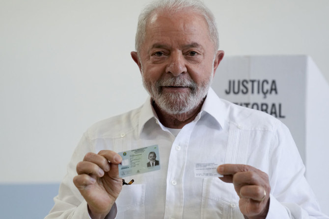 Bývalý brazilský prezident Luiz Inacio Lula da Silva, který znovu kandiduje na prezidenta, pózuje po hlasování ve druhém kole voleb v Sao Paulu 30. října 2022.