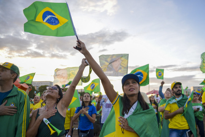 Příznivci Luize Inacio Lula da Silva slaví v Brasílii 30. října 2022, zatímco sledují sčítání hlasů v druhém kole prezidentských voleb v Brazílii. 