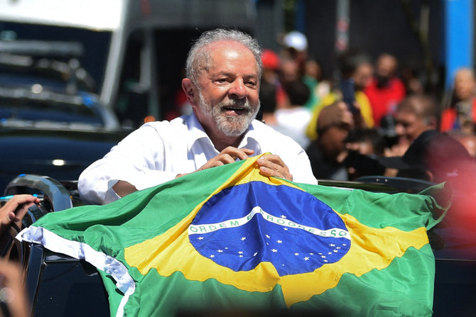 Luiz Inacio Lula da Silva drží brazilskou vlajku poté, co odevzdal svůj hlas ve volební místnosti v brazilském Sao Paulu 30. října 2022