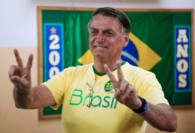 Brazilský prezident a kandidát na znovuzvolení Jair Bolsonaro se 30. října 2022 ve volební místnosti v Riu de Janeiro blýskl nápisem „Vítězství“.