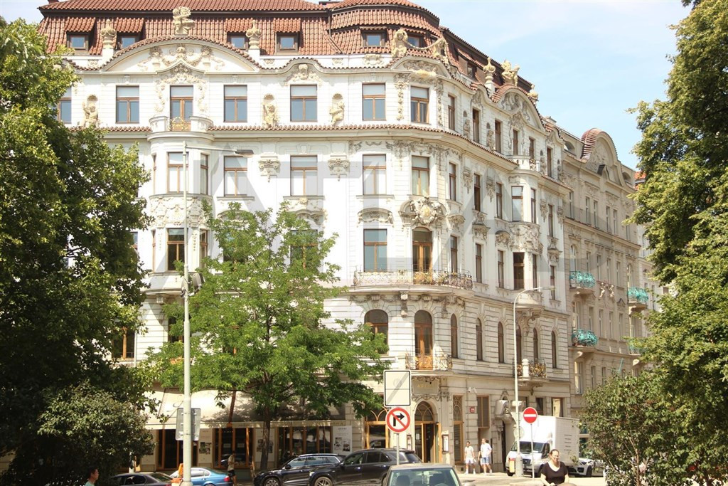 Pronájem zařízeného bytu 4+1, 172 m2 s možností parkování v podzemní garáži Praha 2 - Vinohrady, Ibsenova ul.