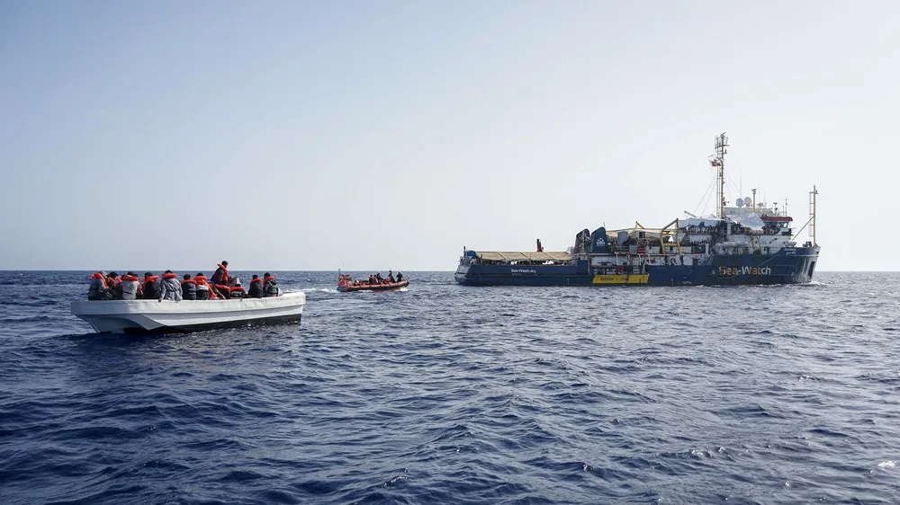 V červnu 2022 námořní záchranáři převezli migranty z uprchlické lodi do bezpečí na palubu „Sea-Watch 3“.