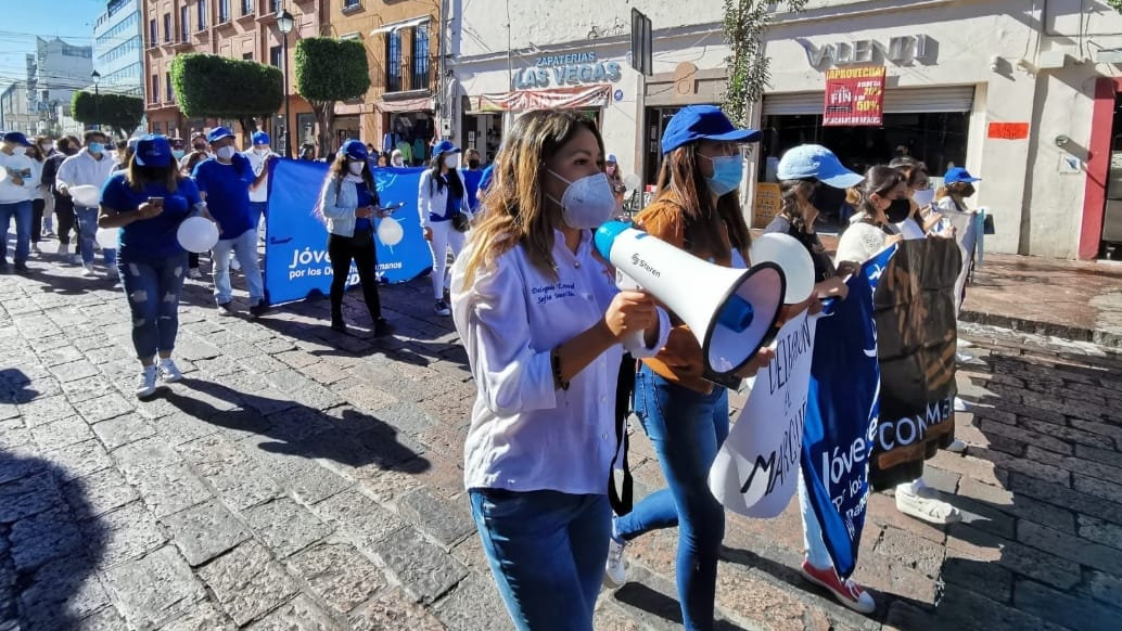 Mládež pro lidská práva Querétaro, Mexiko, pochodovalo v jednotě na Den lidských práv.