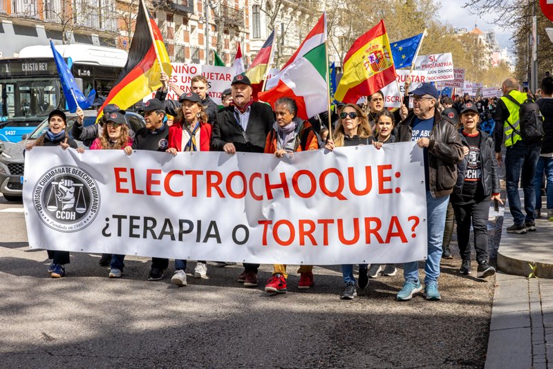 Občanská komise za lidská práva (CCHR - Citizens Commission on Human Rights) z celé Evropy protestovaly v Madridu během 33. Evropského kongresu psychiatrie a požadovaly ukončení donucovacích psychiatrických praktik