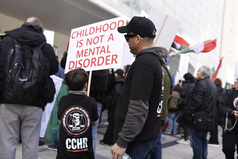 Občanská komise za lidská práva (CCHR – Citizens Commission on Human Rights) z celé Evropy protestovaly v Madridu během 33. Evropského kongresu psychiatrie a požadovaly ukončení donucovacích psychiatrických praktik