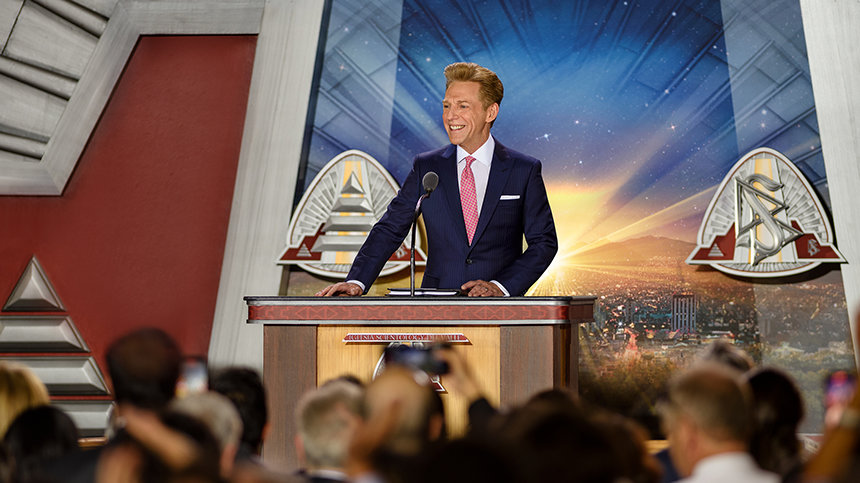 David Miscavige, předseda představenstva Religious Technology Center, vítá masivní dav přítomný na uznání nové Církve Scientologie Del Valle