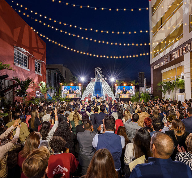 V synchronizované oslavě spadla páska velkého otevření, ohňostroje rozsvítily oblohu a tisíce lidí jásaly, vítajíce novou Církev Scientologie Del Valle.