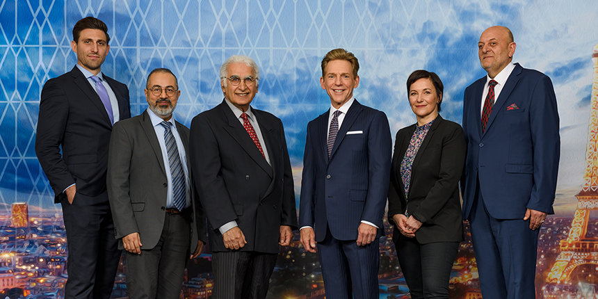 Pan David Miscavige s (zleva doprava): panem Davidem Guyonem, ústavním právníkem a univerzitním lektorem; Dr. Mouslimem Fidahoussenem, náboženským učencem a mezináboženským expertem z Francie; panem Jeanem Maherem, mezinárodním expertem na lidská práva a vládním poradcem; paní Elodie Maumontovou, advokátkou pro občanské svobody; a Dr. Petrem Gramatikovem, zástupcem Iniciativy Spojených náboženství pro Evropu a členem Výboru OSN pro svobodu náboženského vyznání nebo přesvědčení.