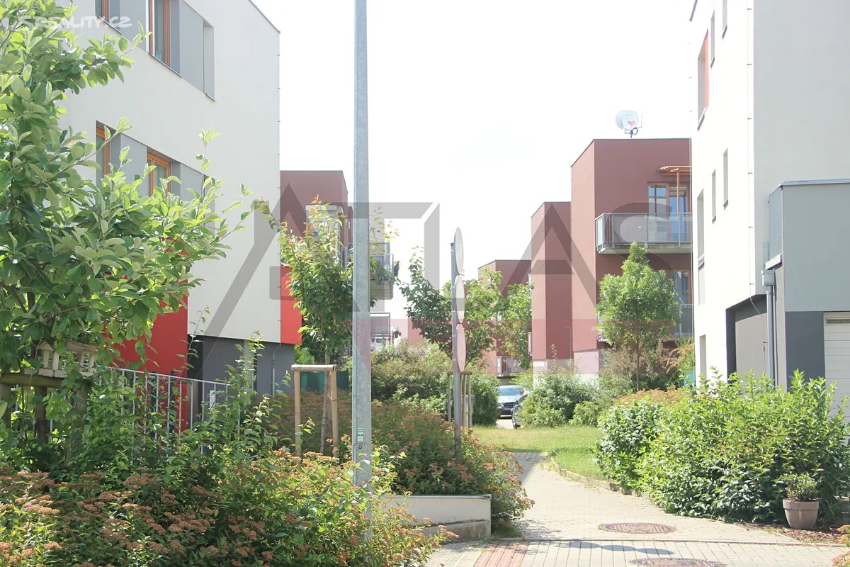 Prodej bytu 4+kk 87,95 m2 se zahrádkou 142 m2, garážovým stáním, sklepem Praha 5 – Slivenec, U Svahu