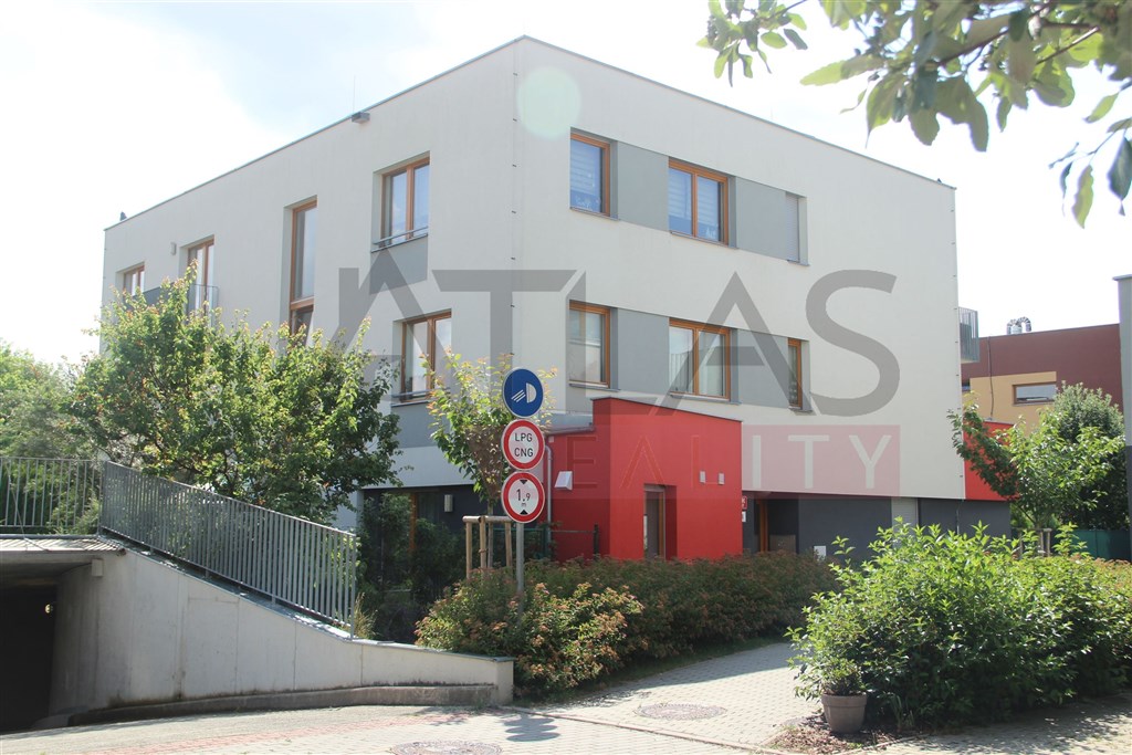 Prodej bytu 4+kk 87,95 m2 se zahrádkou 142 m2, garážovým stáním, sklepem Praha 5 - Slivenec, U Svahu