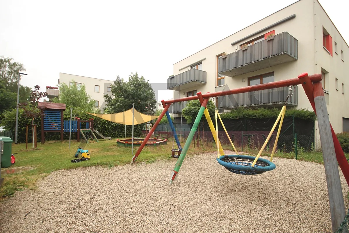 Prodej bytu 4+kk 87,95 m2 se zahrádkou 142 m2, garážovým stáním, sklepem Praha 5 – Slivenec, U Svahu