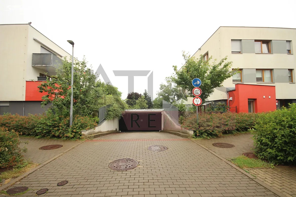 Prodej bytu 4+kk 87,95 m2 se zahrádkou 142 m2, garážovým stáním, sklepem Praha 5 – Slivenec, U Svahu